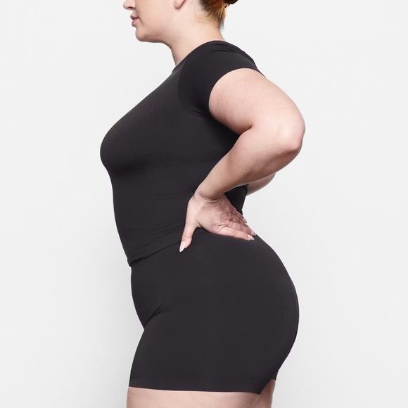 SKIMS- soft smoothing seamless t shirt - Picture 5 of 9